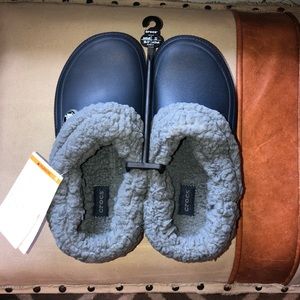 Brand new size 6 women’s fuzzy crocs!!
